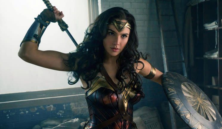 Wonder Woman greift nach ihrer Klinge – Bild: Warner Bros.