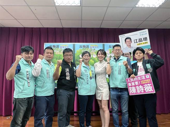 台灣民眾黨提名的6名台南市議員參選人，在立委蔡壁如的陪同下，集體完成登記。（洪榮志攝）