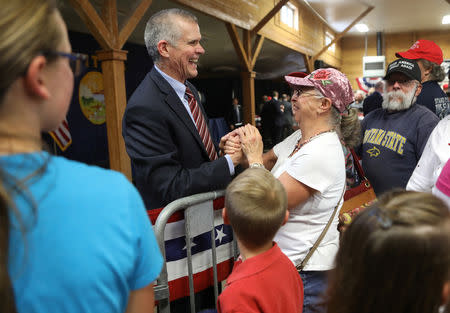 El candidato a senador republicano Matt Rosendale saluda a simpatizantes tras un acto de campaña en Bozeman, Montana, EEUU, 2 de octubre, 2018. REUTERS/Jim Urquhart
