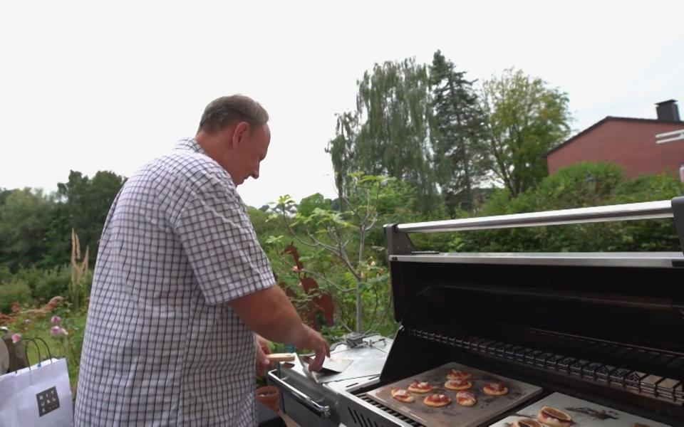 Während im Hintergrund der Timer penetrant klingelt, lässt sich Tim am Grill nicht aus der Ruhe bringen.
 (Bild: RTL)