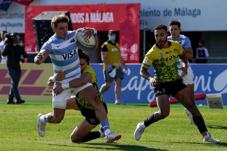 Luciano González busca superar el tackle