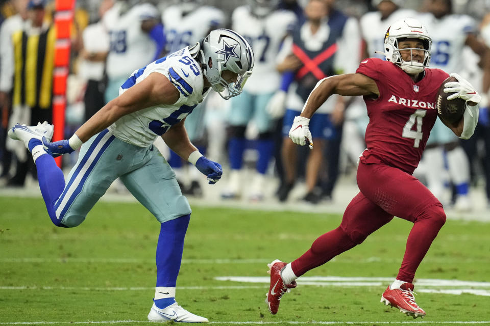 Skrzydłowy drużyny Arizona Cardinals, Rondell Moore, biegnie po przyłożenie przeciwko obrońcy Dallas Cowboys, Leightonowi Vanderowi Eschowi.  (AP Photo/Ross D. Franklin)