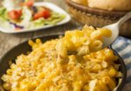 <p>Vous pouvez les faire de nombreuses façons, mais la bonne vieille recette des mac'n'cheese est relativement simple et plutôt abordable. [Photo : Getty]</p>