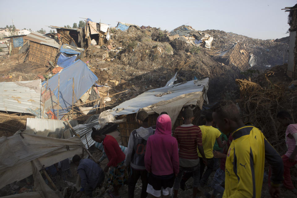 <p>Le 11 mars, un éboulement se produit dans la décharge d’ordures d’Addis-Abeba, en Éthiopie, provoquant la mort de 113 personnes et en blessant des dizaines d’autres. La plupart des victimes, des femmes et des enfants en majorité, habitaient au pied de cette décharge et fouillaient les déchets. Environ 300 personnes vivent sur cette montage de déchets, dont un flanc s’est subitement détachée. (Photo AP) </p>