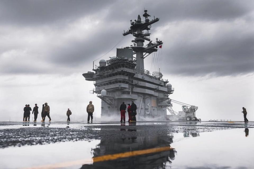 Sailors and inspectors observe saltwater washdown on Nimitz-class aircraft carrier USS George Washington