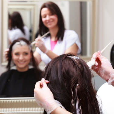 Woman-getting-hair-dyed-in-hair-salon_web