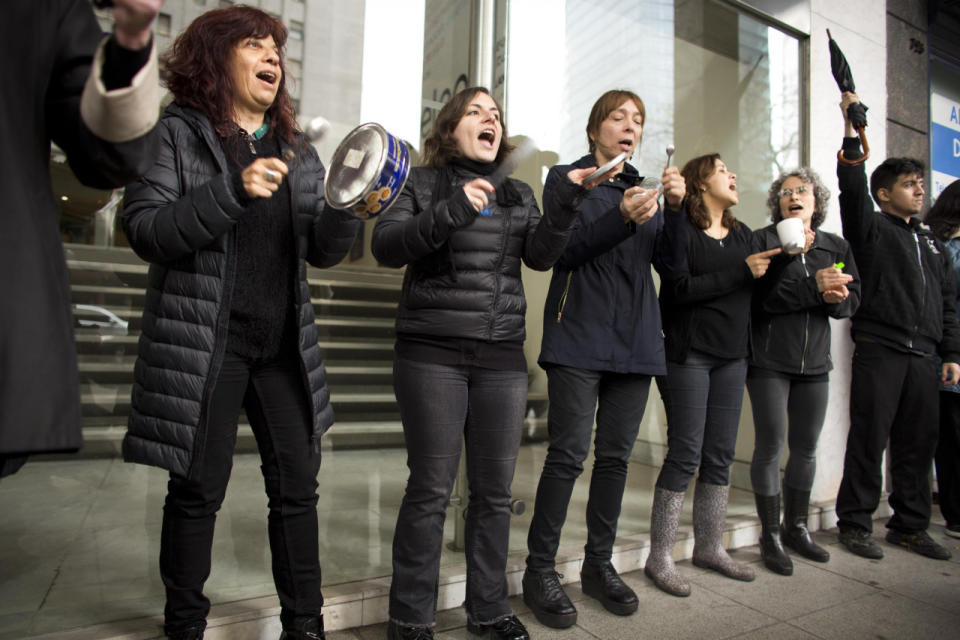 Grupos de argentinas que se sumaron al paro se reunieron a las puertas de las sedes de empresas donde trabajan en Buenos Aires y gritaron: “¡Vivas nos queremos!”.
