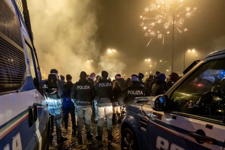 01 January 2022, Italy, Rome: Police stand guard at Piazza del Popolo in Rome during New Year&#39;s Eve celebrations. Photo: Mauro Scrobogna/LaPresse via ZUMA Press/dpa