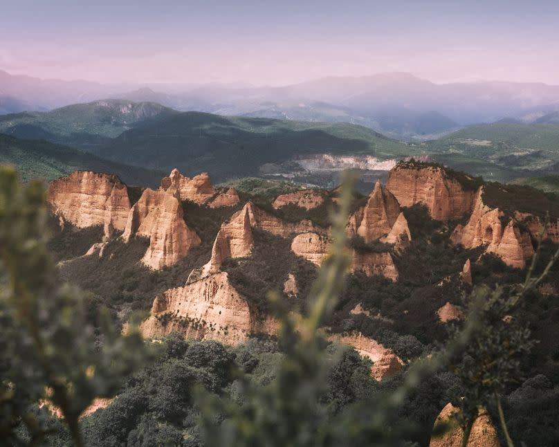 Las Médulas son conocidas por sus impresionantes tonos rojizos