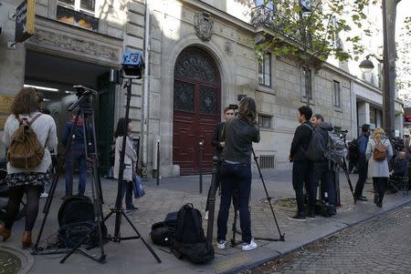 Journalists stand in front of the entrance of a luxury residence on the Rue Tronchet in central Paris, France, October 3, 2016 where masked men robbed U.S. reality TV star Kim Kardashian West at gunpoint early on Monday, stealing jewellery worth millions of dollars, police and her publicist said. REUTERS/Gonzalo Fuentes