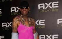 Der "Bad Boy" im pinken Spitzentop: So feierte Dennis Rodman 2011 seinen 50. Geburtstag. Und da er inzwischen kein bisschen langweiliger geworden ist, wird er sicher auch zum 60. etwas Schönes in seinem Kleiderschrank finden. So oder so: Happy Birthday, Dennis Rodman! (Bild: Getty Images/Eugene Gologursky)