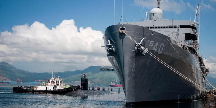 The Virginia-class submarine USS Hawaii (SSN 776) pulls alongside the submarine tender USS Frank Cable (AS 40) in the Philippines on Sept. 7, 2012.