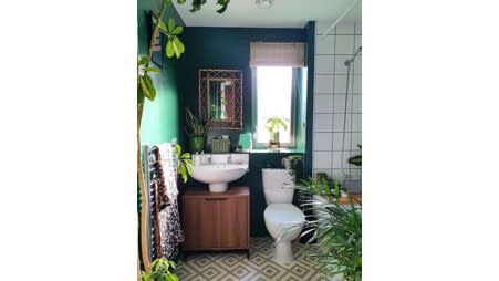 <em>Desain kamar mandi minimalis 2×2 yang asri dengan dekorasi tanaman. (Foto: Failfairenews)</em>