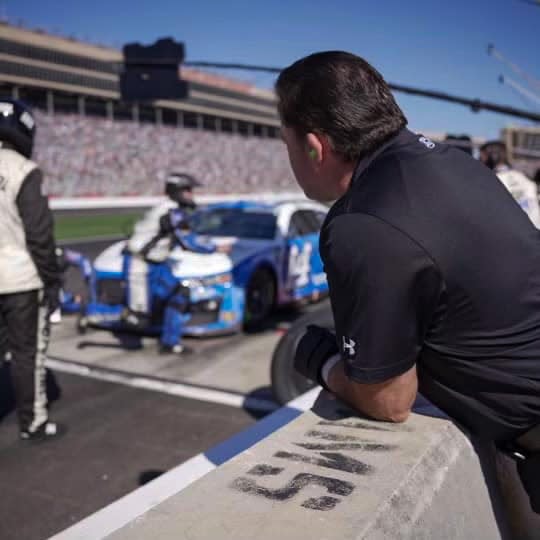 SHR team co-owner Tony Stewart watches Chase Briscoe crew in action during a pit stop at Atlanta Motor Speedway.