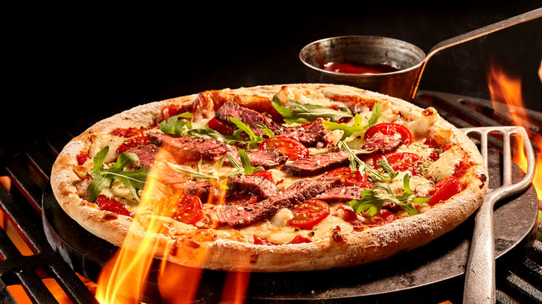 Barbecue pizza with steak