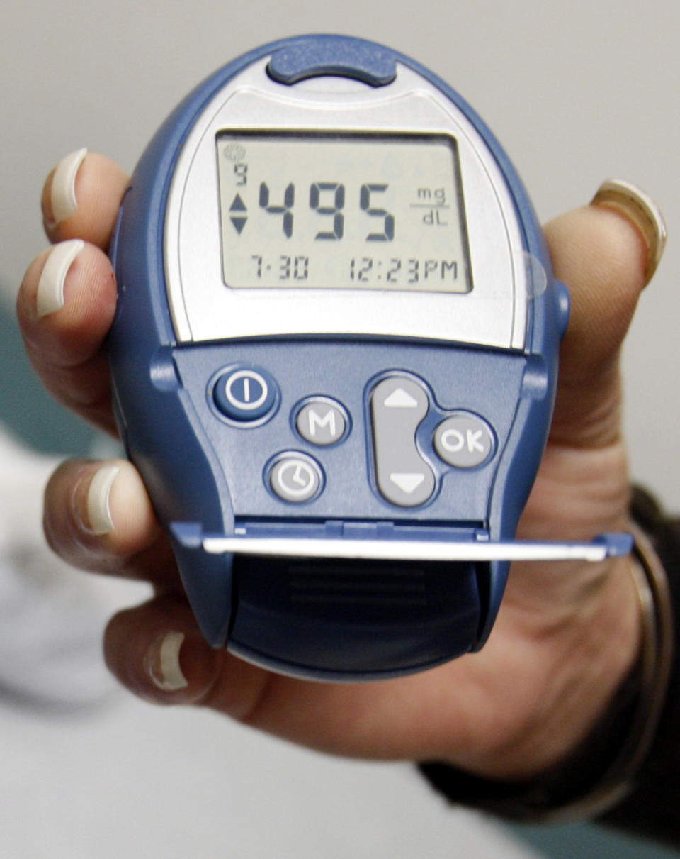 A type 1 diabetic patient displays her blood sugar level testing device at the J.W.C.H. safety-net clinic in the center of skid row in downtown Los Angeles, July 30, 2007. REUTERS/Lucy Nicholson (UNITED STATES)