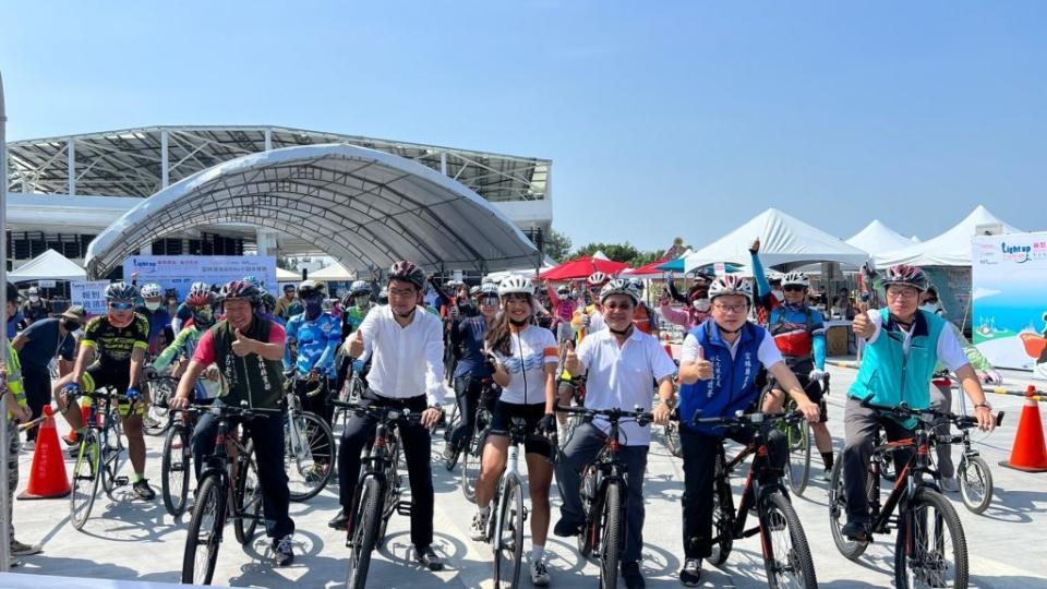 雲林濱海小鎮自行車慢遊開幕，四百位車友齊聚從口湖首發。（記者陳正芬攝）