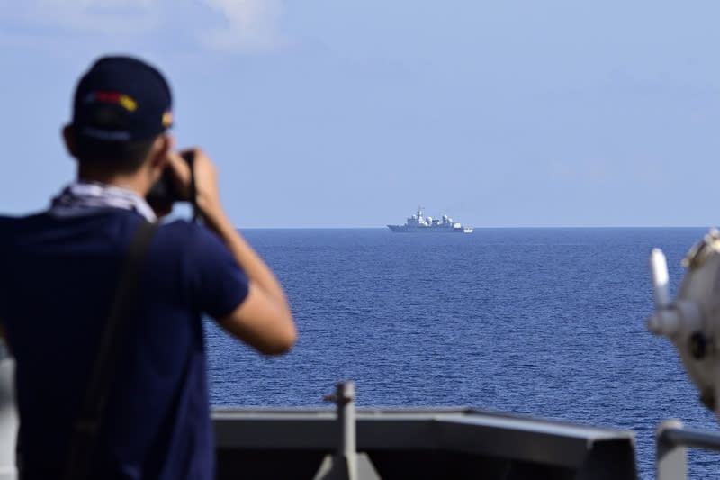 菲律賓海軍拍攝中國軍艦照片 美菲法多邊海上演習進入第3天，美菲軍艦27日凌晨 離開菲律賓領海後不久，遭遇中國海軍艦艇跟監。圖 為菲律賓海軍在船塢登陸艦「南納卯號」上拍攝中國 軍艦照片。 中央社特約記者Edward Bungubung攝  113年4月27日 