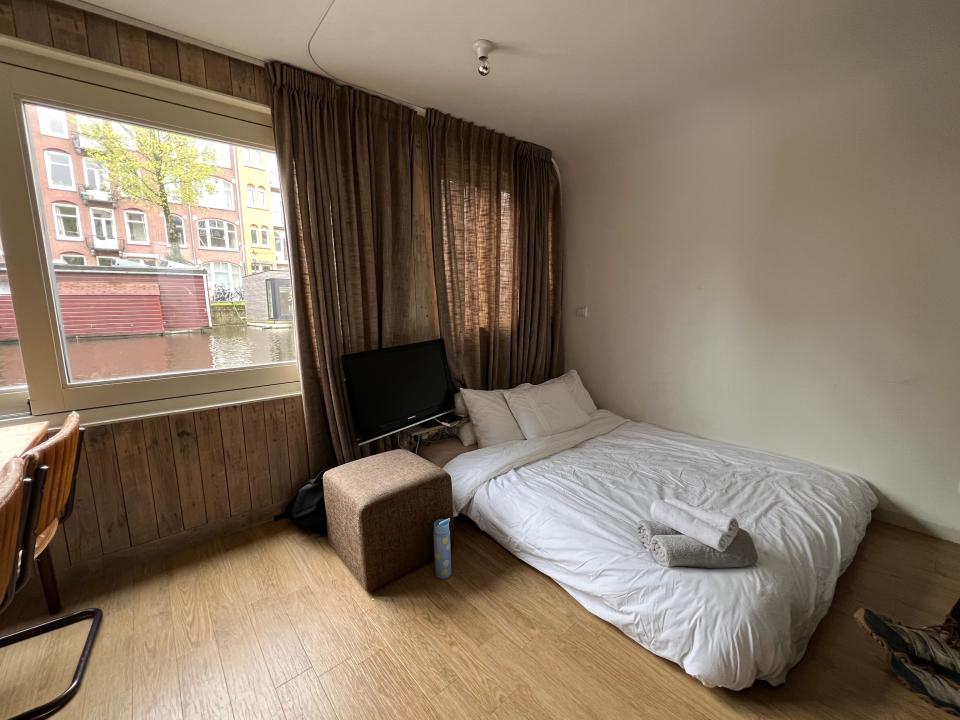 second bed area of houseboat airbnb in amsterdam