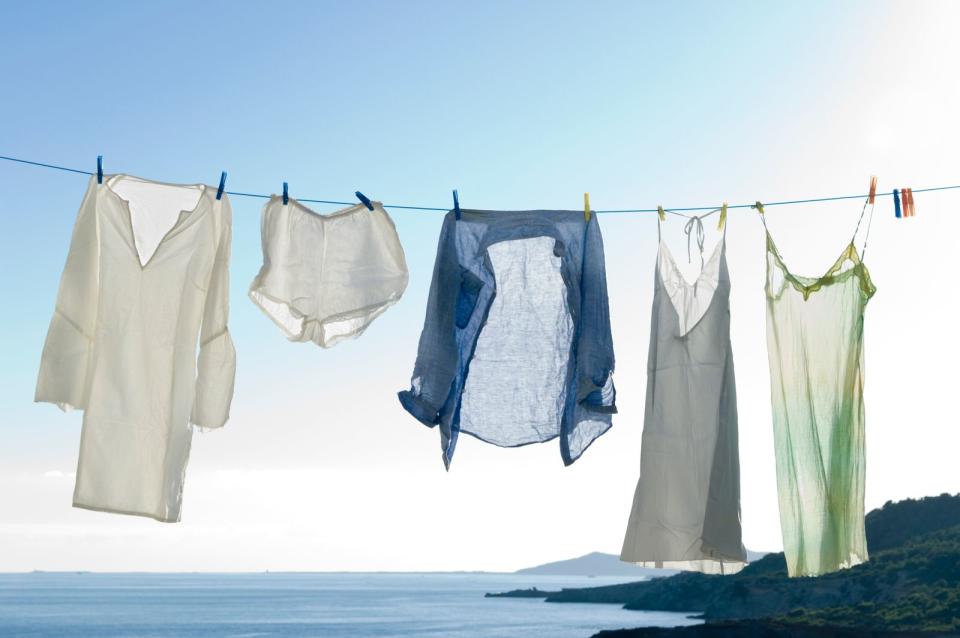 <p>Sie sollten beim Waschen auf Weichspüler verzichten, wenn Sie zum Schwitzen neigen. Zwar macht er die Kleidung weich, aber die Fasern werden wasserabweisend umhüllt, sodass der Schweiß nicht mehr aufgenommen und abgeleitet wird. Waschen Sie außerdem verschwitzte Kleidung nach einmaligem Tragen, denn allein durch Lüften werden die Bakterien nicht verschwinden. (Bild: iStock / Elke Scherping)</p> 