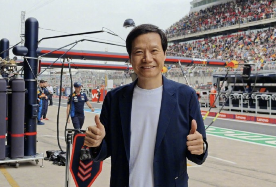 雷軍在上海欣賞F1賽車，引網民猜想會否進軍F1，成立「雷神車隊」(圖片：雷軍微博）