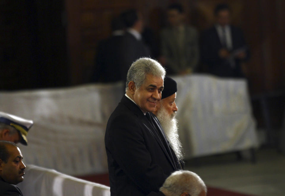 El candidato presidencial egipcio Hamdeen Sabahi asiste a la vigilia pascual el 19 de abril de 2014 en la Catedral de San Marcos, en El Cairo, Egipto. Sabahi presentó el sábado a la comisión electoral poco más de 30,000 firmas en favor de su candidatura y será uno de dos postulantes a las elecciones presidenciales del próximo mes. (Foto AP/Ahmed Gomaa)