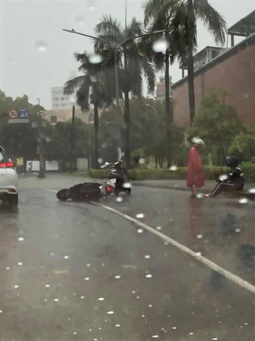 軍校路馬路一度成小河，甚至有民眾拍下楠梓區有3輛機車拋錨。（圖／翻攝我是楠梓人臉書）