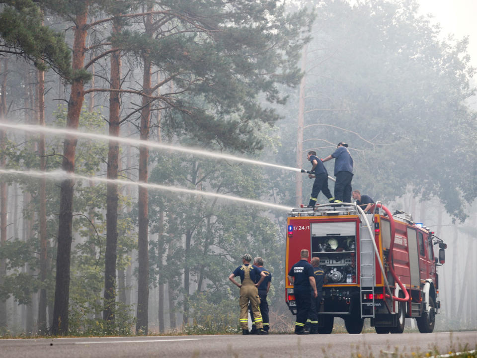 Der Waldbrand bei Berlin macht Einsatzkräften immer noch zu schaffen. (Bild-Copyright: Hannibal Hanschke/Reuters)