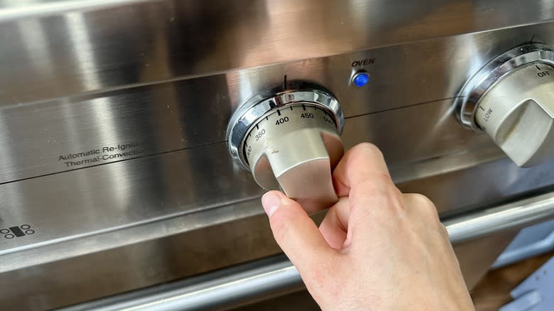 hand turning oven knob