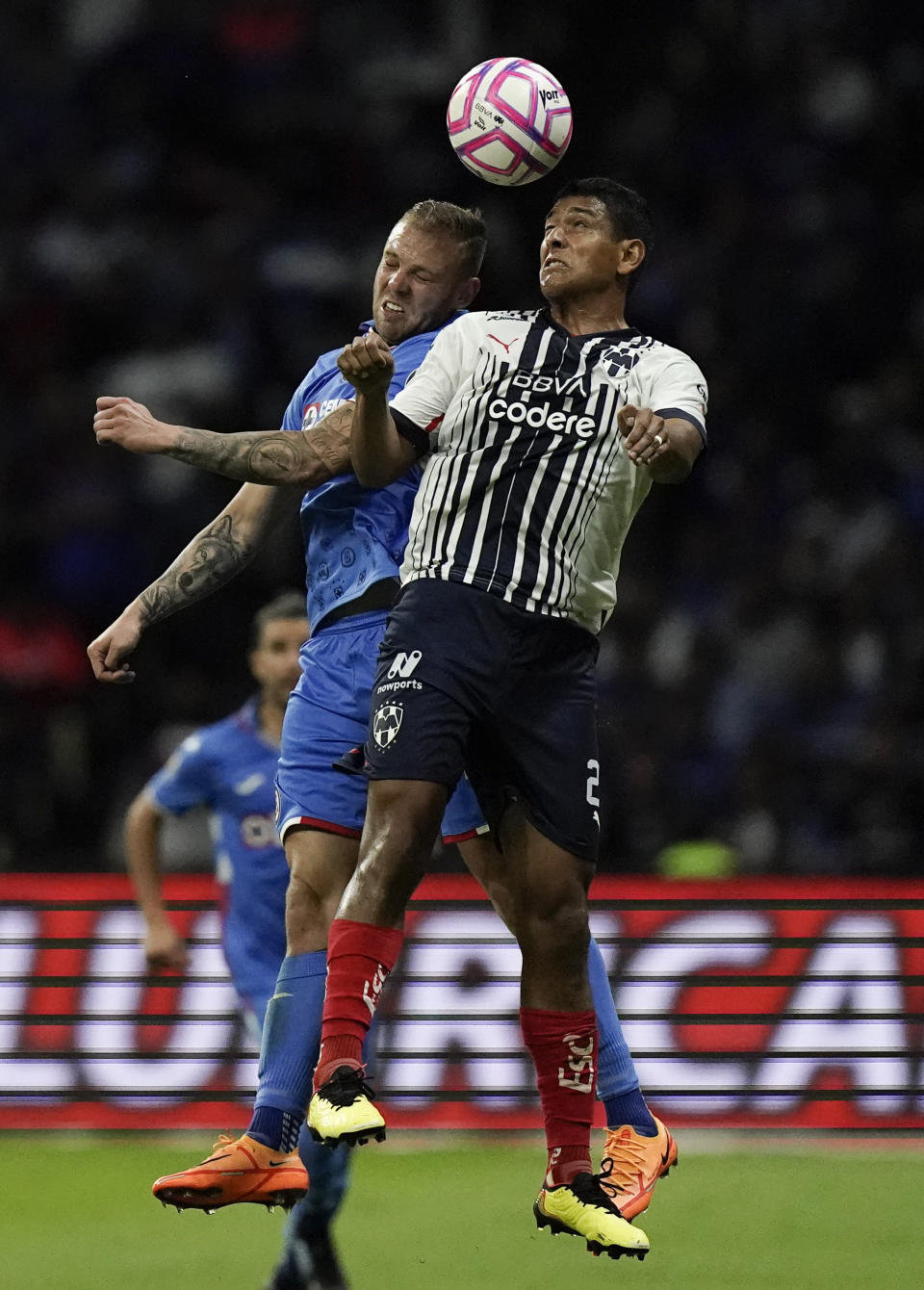 Carlos Rotondi, de Cruz Azul, y Sebastián Vegas, de Monterrey, disputan un balón en la ida de los cuartos de final del Apertura mexicano, el miércoles 12 de octubre de 2022 (AP Foto/Eduardo Verdugo)