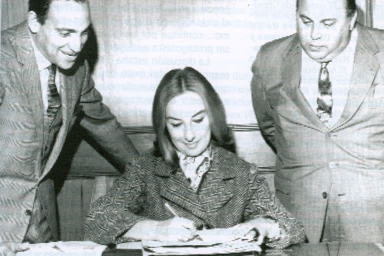 Alejandro Romay junto a Mirtha Legrand firmando contrato para los almuerzos y a la der Samuel Yankelevich 1968/69