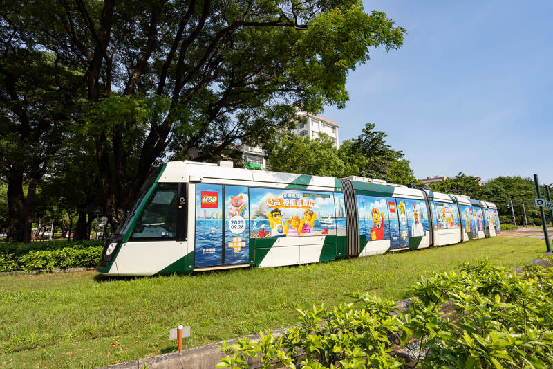 高雄流行音樂中心、環繞高雄市區重要景點－高雄輕軌，以及高雄著名豪華遊艇景觀，為逼真呈現海港都市