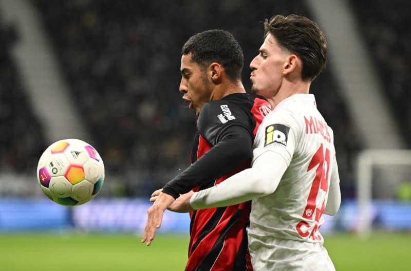 Eintracht Frankfurt's Fares Chaibi (L) and Mainz's Anthony Caci battle for the ball during the German Bundesliga soccer match between Eintracht Frankfurt and  1. FSV Mainz 05 at the Deutsche Bank Park. Arne Dedert/dpa