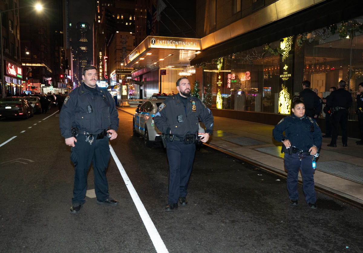 Une jeune fille de 12 ans arrêtée pour avoir frappé une vitre de la fenêtre d'un hôtel de Times Square : NYPD