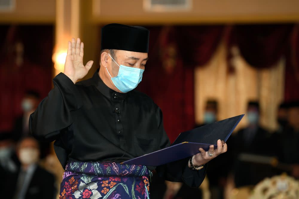 Datuk Hajiji Noor takes his oath of office as Sabah chief minister before the Yang di-Pertua Negeri Tun Juhar Mahiruddin at Istana Negeri, Kota Kinabalu September 29, 2020. — Bernama pic