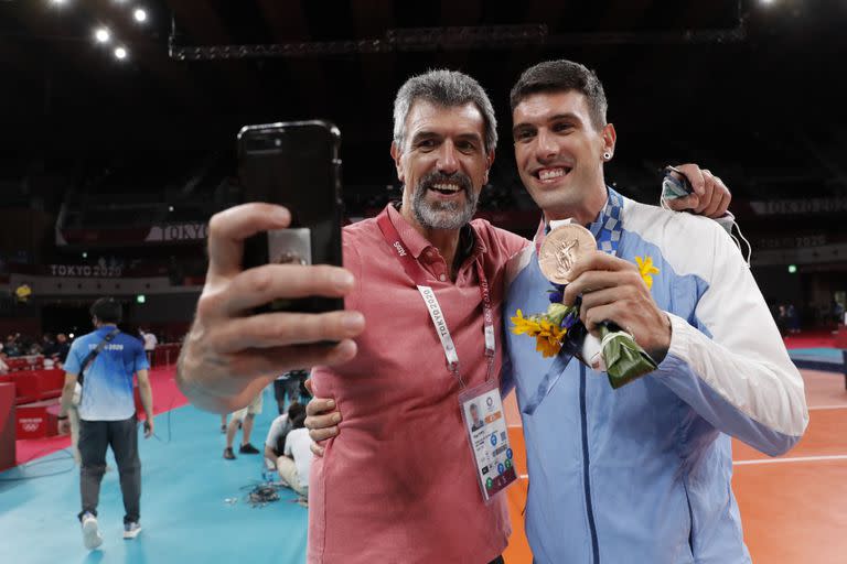 Hugo y Facundo Conte .    Entrega de la medalla de bronce de voleibol en Tokio 2020 a la argentina