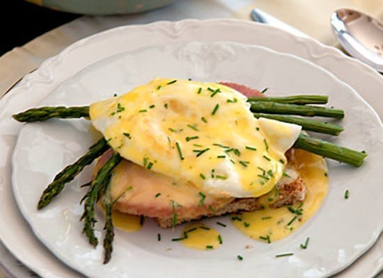 <strong>Get the <a href="http://www.lanascooking.com/2012/04/06/country-eggs-benedict/" target="_hplink">Country Eggs Benedict recipe</a> from Lana' Cooking</strong> 