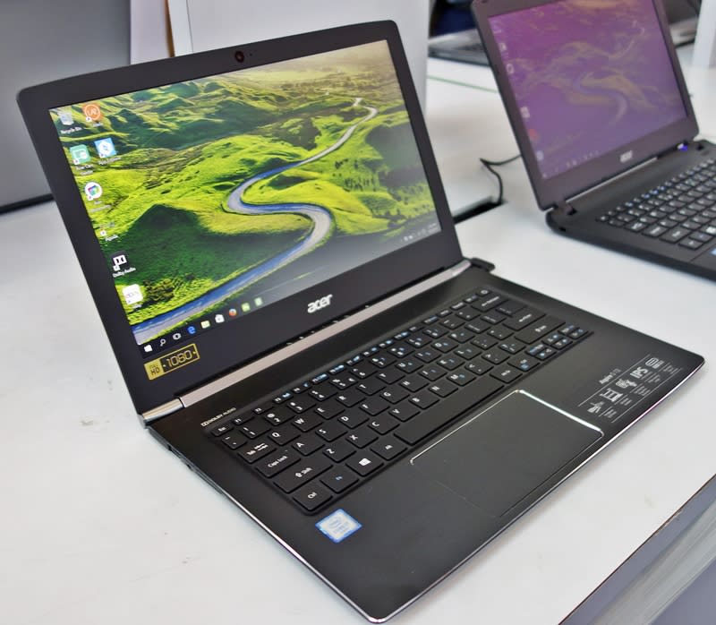 The 13.3-inch Acer Aspire S 13 notebook is another perennial show favorite; it’s powered by either a Intel Core i5-6200U or Core i7-6500U processor, with 8GB of LPDDR3 RAM. Its LED TFT display has a maximum resolution of 1,920 x 1,080 pixels, and comes in two variants; one that supports 10-point, multi-touch capabilities, and one that doesn’t. It sports a 512 SSD for storage, and has a Type-C USB 3.1 Gen 1 port for connectivity. It comes in two colors; obsidian black and white. The black variant features non-touchscreen display, and has a show price of $1,398 (U.P. $1,598), and the white model has the touchscreen display, and it retails at $1,498 (U.P. $1,698)