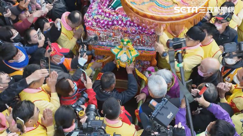 恭迎山邊媽祖安座於山邊媽的鑾轎。（圖／寶島神很大）