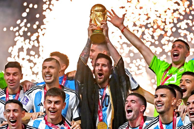 ▲2022卡達世界足球盃由阿根廷奪下冠軍，除了頒獎台上高舉的「金盃」是真品外，梅西第一時間高舉的獎盃是假貨。（圖／美聯社／達志影像）