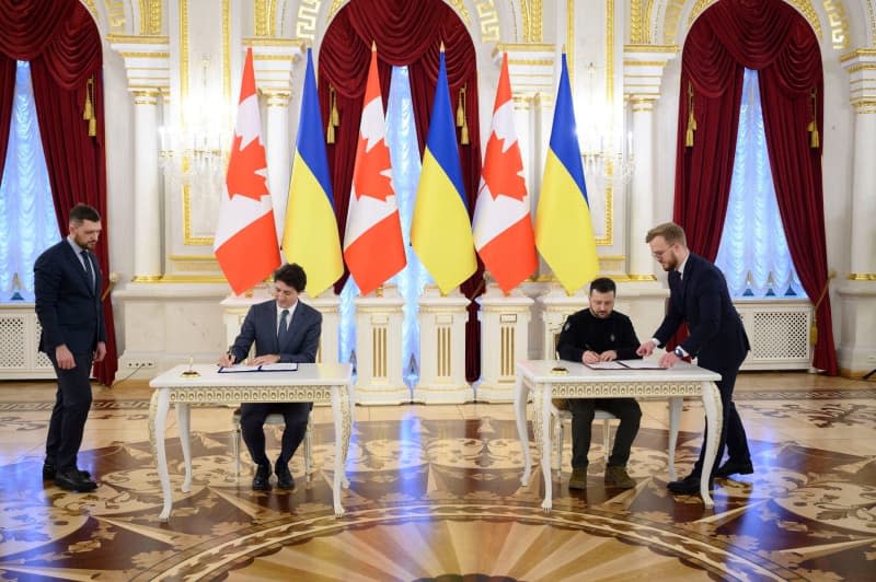 Ukrainian President Volodymyr Zelensky (2nd R) and Canadian Prime Minister Justin Trudeau (2nd L) sign a bilateral security agreement on the 2nd anniversary of the Russian invasion of Ukraine at Mariyinsky Palace. -/Planet Pix via ZUMA Press Wire/dpa