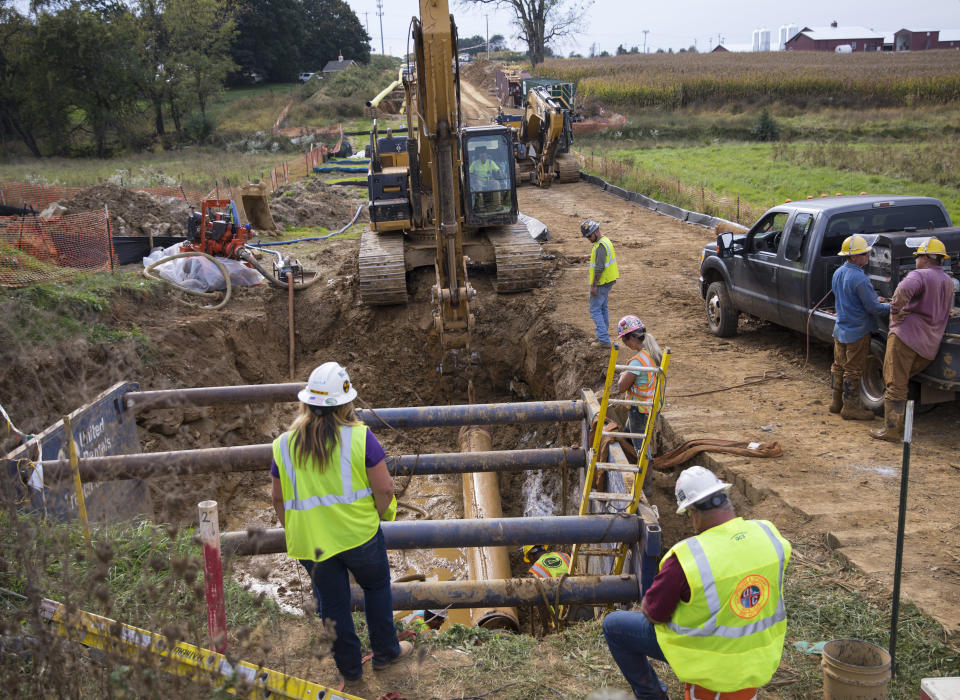 Contractors and welders work on the Pennsylvania section of the Williams Pipeline in 2017.  (Photo: Robert Nickelsberg via Getty Images)