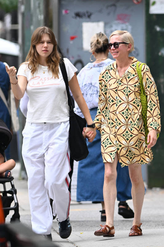 Michelle Williams treats herself and her daughter Matilda Ledger to mani-pedis in Brooklyn on Wednesday, July 31. <p> IMAGO / Cover-Images</p>