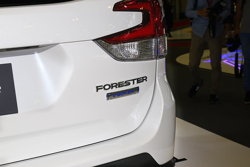 Forester e-Boxer外觀僅於車尾及後試鏡下方配置銘牌。