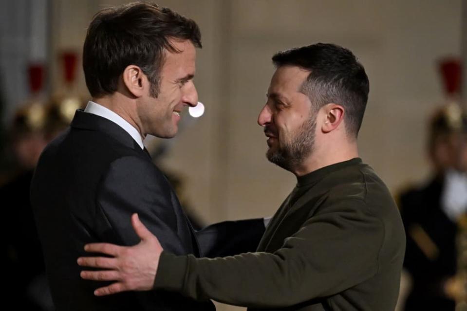 Volodymyr Zelensky et Emmanuel Macron à Paris le 8 février 2022  - Emmanuel DUNAND / AFP
