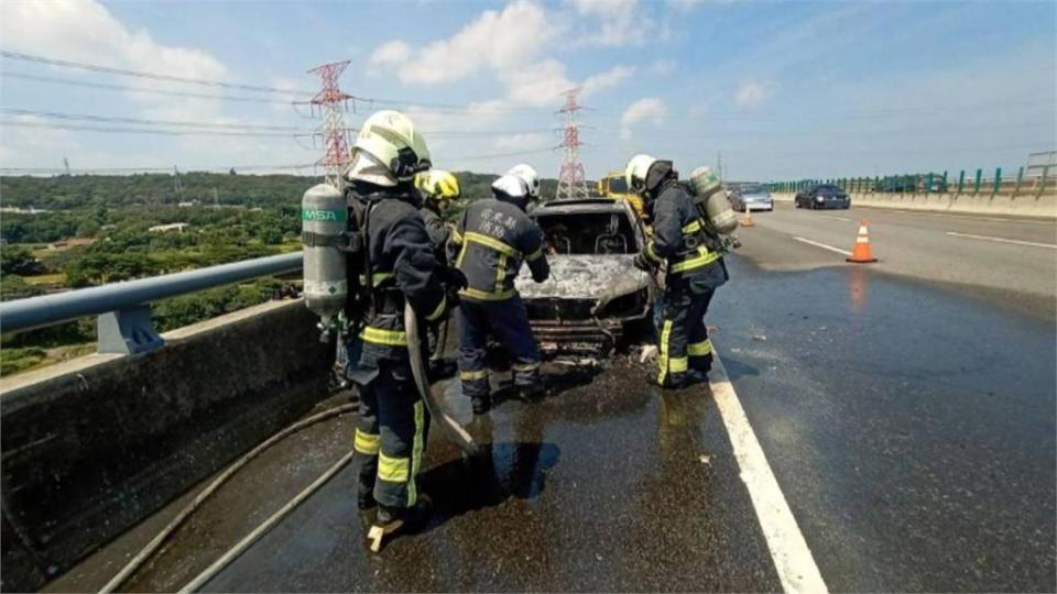 太熱了！開到一半車頭起火　國３通霄路段驚傳火燒車