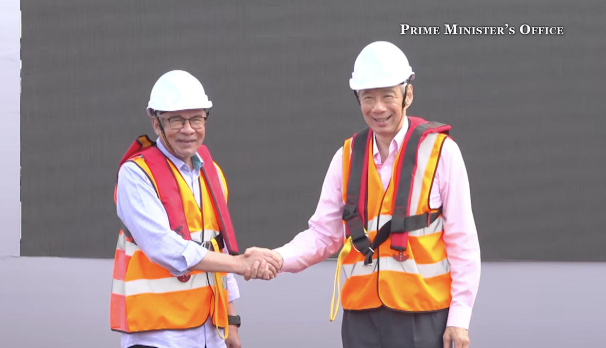 Malaysian Prime Minister Anwar Ibrahim (left) and Prime Minister Lee Hsien Loong (right) commemorate the completion of the connecting span for the JB-Singapore RTS Link on 11 January