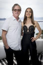 El director Todd Haynes, a la izquierda, y Natalie Portman posan para retratos de la película 'May December' en la 76a edición del festival internacional de cine de Cannes, en el sur de Francia, el domingo 21 de mayo de 2023. (Foto Scott Garfitt/Invision/AP)