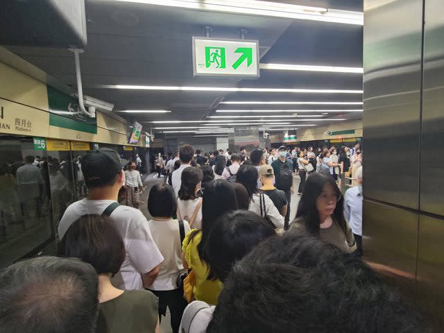 台北捷運松山線中正紀念堂站往松山方向列車，7日列車行進間發生緊急停車。（圖取自批踢踢實業坊）