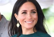 Beaucoup ne la connaissaient pas il y a encore deux ans. Désormais, le nom de Meghan Markle résonne dans tous les esprits. Depuis son mariage avec le prince Harry, le 19 mai 2018, l’ex-héroïne de la série « Suits » s’est hissée sur le devant de la scène internationale et a su conquérir le cœur des Britanniques. Célébrations officielles, engagements royaux, voyages aux quatre coins du monde… En l’espace de quelques années, la duchesse de Sussex est devenue une icône de la mode et a démontré à chacune de ses apparitions publiques un sens du style moderne, rivalisant de classe et d’élégance. Beaucoup la comparent à la princesse Lady Di, la mère du prince Harry. Malgré sa volonté de s’éloigner de la famille royale britannique avec son époux depuis le début de l’année 2020 et leur déménagement aux États-Unis, la désormais maman du petit Archie (1 an) n’a pas fini de faire parler d’elle. Alors qu’elle célèbre ses 40 ans ce mardi, zoom sur le parcours d'une actrice royale.